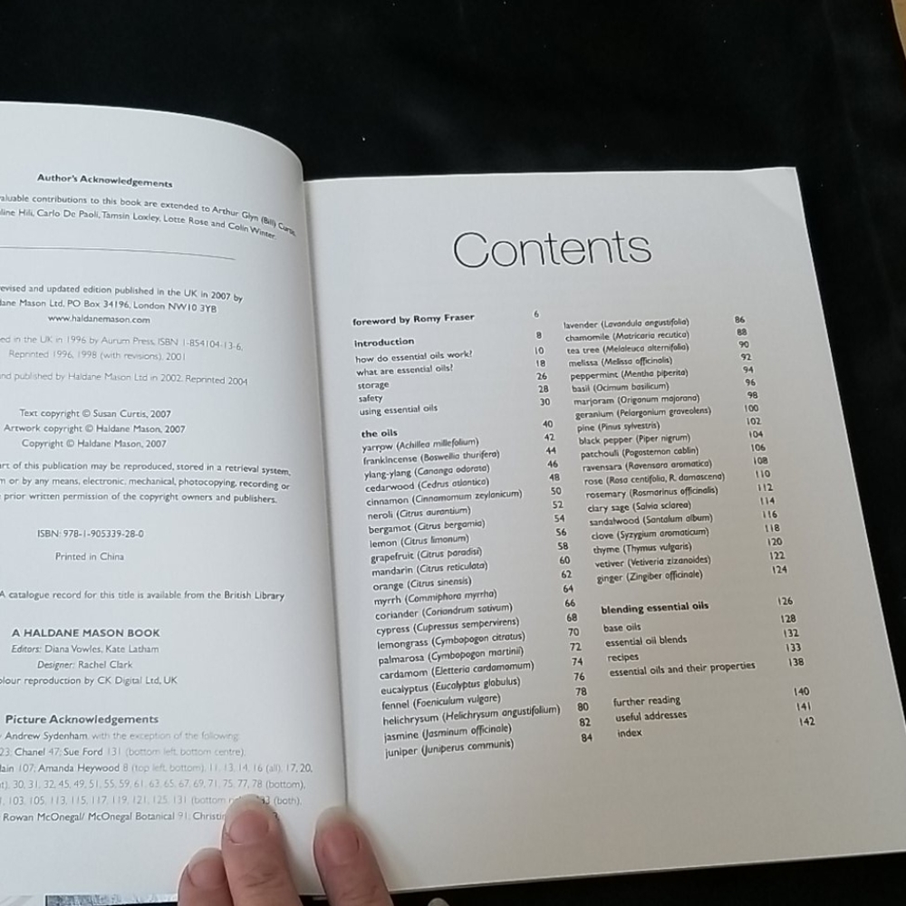 📗ESSENTIAL OILS BOOK - Picture 4 of 9